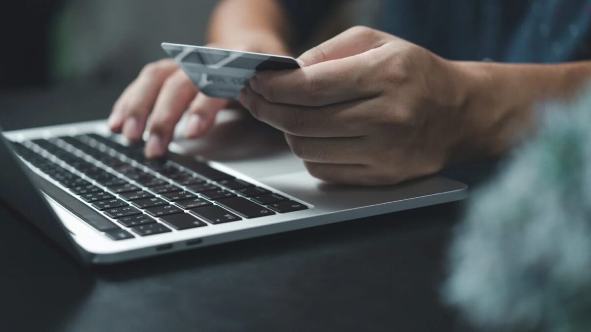Digitale Zahlungsmethoden im Wandel: Warum Prepaid-Karten immer beliebter werden Die Welt des digitalen Zahlungsverkehrs entwickelt sich rasant. Während Kreditkarten und digitale Wallets lange Zeit dominierende Zahlungsmethoden waren, gewinnen Prepaid-Karten immer mehr an Bedeutung. Sie bieten eine flexible, sichere und anonyme Möglichkeit, Online-Zahlungen durchzuführen – und das ohne ein traditionelles Bankkonto oder eine Kreditkarte. Diese Entwicklung hat weitreichende Auswirkungen auf den Online-Handel. Nicht nur Verbraucher profitieren von den Vorteilen der Prepaid-Zahlungen, auch Händler können durch die Akzeptanz solcher Methoden neue Kunden gewinnen. Besonders die Paysafecard, eine der bekanntesten Prepaid-Zahlungslösungen, trägt maßgeblich zur Veränderung des digitalen Zahlungsmarktes bei. Doch warum greifen immer mehr Menschen zu dieser Zahlungsmethode, und welche Folgen hat das für den E-Commerce? Warum immer mehr Verbraucher Prepaid-Karten nutzen Das Zahlungsverhalten von Verbrauchern hat sich in den letzten Jahren erheblich verändert. Sicherheit, Datenschutz und Flexibilität sind heute zentrale Aspekte bei der Wahl der richtigen Zahlungsmethode. Prepaid-Karten wie die Paysafecard bieten zahlreiche Vorteile, die sie für eine breite Nutzergruppe attraktiv machen. Viele Verbraucher legen heute großen Wert auf Datenschutz und möchten ihre Bank- oder Kreditkartendaten nicht auf jeder Webseite hinterlegen. Prepaid-Zahlungen bieten hier eine einfache Lösung: Da sie unabhängig von einem Bankkonto funktionieren, sind keine sensiblen Finanzdaten notwendig. Das reduziert das Risiko von Datenmissbrauch oder unbefugten Abbuchungen. Ein weiterer entscheidender Faktor ist die Kostenkontrolle. Gerade junge Menschen oder Personen mit einem festen Budget schätzen die Möglichkeit, nur das auszugeben, was vorher auf die Karte geladen wurde. Dadurch werden übermäßige Ausgaben vermieden, was insbesondere für digitale Unterhaltungsangebote ein wichtiger Aspekt ist. Darüber hinaus sind Prepaid-Zahlungen für viele Nutzer attraktiv, weil sie keine Bonitätsprüfung oder einen Banknachweis erfordern. Während für Kreditkarten und andere Zahlungsmethoden oft eine Prüfung notwendig ist, kann eine Paysafecard einfach online oder in einem Geschäft gekauft und sofort verwendet werden. Das macht sie besonders für Jugendliche oder Menschen ohne eigenes Bankkonto interessant. Wie Paysafecard den Zahlungsmarkt mitgestaltet Die Paysafecard gehört zu den bekanntesten und meistgenutzten Prepaid-Zahlungsmethoden weltweit. Ihr Erfolg basiert auf einem einfachen Prinzip: Nutzer kaufen eine Guthabenkarte mit einem individuellen Code und können diesen Code dann für Online-Zahlungen verwenden. Dieses Konzept hat sich insbesondere in der Gaming- und Unterhaltungsbranche etabliert, wo schnelle und sichere Transaktionen eine zentrale Rolle spielen. Eine Übersicht über Online-Casinos, die Paysafecard als Zahlungsmethode akzeptieren, bietet gaminggadgets.io. Hier finden Nutzer eine umfassende Liste von Anbietern, die Prepaid-Zahlungen für verschiedene Online-Dienste ermöglichen. Die zunehmende Verbreitung der Paysafecard zeigt, dass viele Menschen eine einfache, sichere und flexible Zahlungsmethode ohne direkte Bankverbindung bevorzugen. Dies hat Auswirkungen auf die gesamte Finanzbranche, da traditionelle Bankdienstleistungen zunehmend durch innovative Alternativen ergänzt werden. Welche Vorteile Händler von der Akzeptanz solcher Methoden haben Nicht nur Verbraucher profitieren von Prepaid-Karten, auch Händler können sich diese Zahlungsmethode zunutze machen. Der digitale Handel ist hart umkämpft, und Unternehmen müssen ihren Kunden möglichst flexible Zahlungsmethoden anbieten, um wettbewerbsfähig zu bleiben. Ein großer Vorteil für Händler ist die Erweiterung ihrer Zielgruppe. Indem sie Prepaid-Zahlungen akzeptieren, ermöglichen sie auch Menschen ohne Kreditkarte oder Bankkonto den Zugang zu ihren Angeboten. Besonders in der Gaming- und Unterhaltungsbranche, wo oft schnell und unkompliziert bezahlt werden soll, ist diese Zahlungsmethode von Vorteil. Ein weiteres wichtiges Argument für Händler ist die Reduzierung von Betrug und Rückbuchungen. Bei Kreditkartenzahlungen besteht immer das Risiko von unautorisierten Transaktionen, was zu Chargebacks und finanziellen Verlusten führen kann. Prepaid-Zahlungen hingegen sind endgültig und können nicht einfach rückgängig gemacht werden. Das bietet Unternehmen eine größere finanzielle Sicherheit. Außerdem sorgt die Nutzung von Prepaid-Karten für eine schnelle Zahlungsabwicklung. Während Banküberweisungen oft mehrere Tage dauern können und Kreditkartenfreigaben manchmal verzögert werden, werden Prepaid-Zahlungen in Echtzeit durchgeführt. Das erleichtert den Kaufprozess und verbessert die Kundenerfahrung. Vergleich mit anderen digitalen Zahlungsmethoden Während klassische Kreditkarten und Banküberweisungen nach wie vor weit verbreitet sind, bieten sie nicht die gleiche Flexibilität wie Prepaid-Zahlungen. Kreditkarten erfordern oft eine Bonitätsprüfung, können hohe Gebühren verursachen und bergen das Risiko von Betrug oder ungewollten Abbuchungen. Digitale Wallets wie PayPal sind zwar praktisch, erfordern aber eine Verknüpfung mit einem Bankkonto oder einer Kreditkarte. Viele Nutzer möchten ihre Finanzdaten nicht an Drittanbieter weitergeben oder ihre Zahlungen nicht an ein bestimmtes Konto binden. Auch Kryptowährungen sind eine alternative Zahlungsmethode, die sich wachsender Beliebtheit erfreut. Sie bieten ebenfalls ein hohes Maß an Anonymität, sind aber aufgrund ihrer Kursschwankungen und der komplexeren Nutzung nicht für jeden geeignet. Im Vergleich dazu vereint die Paysafecard viele Vorteile dieser Zahlungsmethoden, ohne deren Nachteile mitzubringen. Sie ist einfach zu nutzen, anonym, sicher und unabhängig von Bankkonten oder Kreditkarten. Fazit: Warum Prepaid-Zahlungsmethoden die Zukunft mitgestalten Die digitale Zahlungslandschaft verändert sich stetig, und Prepaid-Karten gewinnen zunehmend an Beliebtheit. Sie bieten eine sichere, einfache und flexible Möglichkeit, online zu bezahlen – ohne Bankkonto oder Kreditkarte. Besonders Paysafecard hat sich als führende Prepaid-Zahlungslösung etabliert und ist in vielen Branchen nicht mehr wegzudenken. Für Verbraucher bedeutet dies mehr Kontrolle und Sicherheit, während Händler von einer größeren Zielgruppe und reduziertem Betrugsrisiko profitieren. Mit der steigenden Nachfrage nach anonymen und sicheren Zahlungsmethoden ist davon auszugehen, dass sich Prepaid-Zahlungen in den kommenden Jahren noch stärker im digitalen Handel durchsetzen werden.