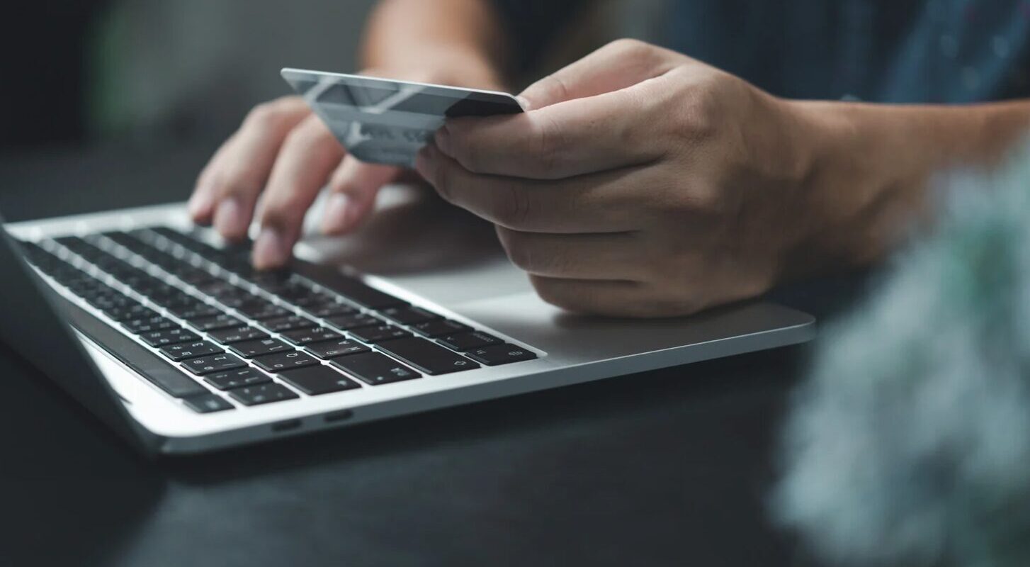 Digitale Zahlungsmethoden im Wandel: Warum Prepaid-Karten immer beliebter werden Die Welt des digitalen Zahlungsverkehrs entwickelt sich rasant. Während Kreditkarten und digitale Wallets lange Zeit dominierende Zahlungsmethoden waren, gewinnen Prepaid-Karten immer mehr an Bedeutung. Sie bieten eine flexible, sichere und anonyme Möglichkeit, Online-Zahlungen durchzuführen – und das ohne ein traditionelles Bankkonto oder eine Kreditkarte. Diese Entwicklung hat weitreichende Auswirkungen auf den Online-Handel. Nicht nur Verbraucher profitieren von den Vorteilen der Prepaid-Zahlungen, auch Händler können durch die Akzeptanz solcher Methoden neue Kunden gewinnen. Besonders die Paysafecard, eine der bekanntesten Prepaid-Zahlungslösungen, trägt maßgeblich zur Veränderung des digitalen Zahlungsmarktes bei. Doch warum greifen immer mehr Menschen zu dieser Zahlungsmethode, und welche Folgen hat das für den E-Commerce? Warum immer mehr Verbraucher Prepaid-Karten nutzen Das Zahlungsverhalten von Verbrauchern hat sich in den letzten Jahren erheblich verändert. Sicherheit, Datenschutz und Flexibilität sind heute zentrale Aspekte bei der Wahl der richtigen Zahlungsmethode. Prepaid-Karten wie die Paysafecard bieten zahlreiche Vorteile, die sie für eine breite Nutzergruppe attraktiv machen. Viele Verbraucher legen heute großen Wert auf Datenschutz und möchten ihre Bank- oder Kreditkartendaten nicht auf jeder Webseite hinterlegen. Prepaid-Zahlungen bieten hier eine einfache Lösung: Da sie unabhängig von einem Bankkonto funktionieren, sind keine sensiblen Finanzdaten notwendig. Das reduziert das Risiko von Datenmissbrauch oder unbefugten Abbuchungen. Ein weiterer entscheidender Faktor ist die Kostenkontrolle. Gerade junge Menschen oder Personen mit einem festen Budget schätzen die Möglichkeit, nur das auszugeben, was vorher auf die Karte geladen wurde. Dadurch werden übermäßige Ausgaben vermieden, was insbesondere für digitale Unterhaltungsangebote ein wichtiger Aspekt ist. Darüber hinaus sind Prepaid-Zahlungen für viele Nutzer attraktiv, weil sie keine Bonitätsprüfung oder einen Banknachweis erfordern. Während für Kreditkarten und andere Zahlungsmethoden oft eine Prüfung notwendig ist, kann eine Paysafecard einfach online oder in einem Geschäft gekauft und sofort verwendet werden. Das macht sie besonders für Jugendliche oder Menschen ohne eigenes Bankkonto interessant. Wie Paysafecard den Zahlungsmarkt mitgestaltet Die Paysafecard gehört zu den bekanntesten und meistgenutzten Prepaid-Zahlungsmethoden weltweit. Ihr Erfolg basiert auf einem einfachen Prinzip: Nutzer kaufen eine Guthabenkarte mit einem individuellen Code und können diesen Code dann für Online-Zahlungen verwenden. Dieses Konzept hat sich insbesondere in der Gaming- und Unterhaltungsbranche etabliert, wo schnelle und sichere Transaktionen eine zentrale Rolle spielen. Eine Übersicht über Online-Casinos, die Paysafecard als Zahlungsmethode akzeptieren, bietet gaminggadgets.io. Hier finden Nutzer eine umfassende Liste von Anbietern, die Prepaid-Zahlungen für verschiedene Online-Dienste ermöglichen. Die zunehmende Verbreitung der Paysafecard zeigt, dass viele Menschen eine einfache, sichere und flexible Zahlungsmethode ohne direkte Bankverbindung bevorzugen. Dies hat Auswirkungen auf die gesamte Finanzbranche, da traditionelle Bankdienstleistungen zunehmend durch innovative Alternativen ergänzt werden. Welche Vorteile Händler von der Akzeptanz solcher Methoden haben Nicht nur Verbraucher profitieren von Prepaid-Karten, auch Händler können sich diese Zahlungsmethode zunutze machen. Der digitale Handel ist hart umkämpft, und Unternehmen müssen ihren Kunden möglichst flexible Zahlungsmethoden anbieten, um wettbewerbsfähig zu bleiben. Ein großer Vorteil für Händler ist die Erweiterung ihrer Zielgruppe. Indem sie Prepaid-Zahlungen akzeptieren, ermöglichen sie auch Menschen ohne Kreditkarte oder Bankkonto den Zugang zu ihren Angeboten. Besonders in der Gaming- und Unterhaltungsbranche, wo oft schnell und unkompliziert bezahlt werden soll, ist diese Zahlungsmethode von Vorteil. Ein weiteres wichtiges Argument für Händler ist die Reduzierung von Betrug und Rückbuchungen. Bei Kreditkartenzahlungen besteht immer das Risiko von unautorisierten Transaktionen, was zu Chargebacks und finanziellen Verlusten führen kann. Prepaid-Zahlungen hingegen sind endgültig und können nicht einfach rückgängig gemacht werden. Das bietet Unternehmen eine größere finanzielle Sicherheit. Außerdem sorgt die Nutzung von Prepaid-Karten für eine schnelle Zahlungsabwicklung. Während Banküberweisungen oft mehrere Tage dauern können und Kreditkartenfreigaben manchmal verzögert werden, werden Prepaid-Zahlungen in Echtzeit durchgeführt. Das erleichtert den Kaufprozess und verbessert die Kundenerfahrung. Vergleich mit anderen digitalen Zahlungsmethoden Während klassische Kreditkarten und Banküberweisungen nach wie vor weit verbreitet sind, bieten sie nicht die gleiche Flexibilität wie Prepaid-Zahlungen. Kreditkarten erfordern oft eine Bonitätsprüfung, können hohe Gebühren verursachen und bergen das Risiko von Betrug oder ungewollten Abbuchungen. Digitale Wallets wie PayPal sind zwar praktisch, erfordern aber eine Verknüpfung mit einem Bankkonto oder einer Kreditkarte. Viele Nutzer möchten ihre Finanzdaten nicht an Drittanbieter weitergeben oder ihre Zahlungen nicht an ein bestimmtes Konto binden. Auch Kryptowährungen sind eine alternative Zahlungsmethode, die sich wachsender Beliebtheit erfreut. Sie bieten ebenfalls ein hohes Maß an Anonymität, sind aber aufgrund ihrer Kursschwankungen und der komplexeren Nutzung nicht für jeden geeignet. Im Vergleich dazu vereint die Paysafecard viele Vorteile dieser Zahlungsmethoden, ohne deren Nachteile mitzubringen. Sie ist einfach zu nutzen, anonym, sicher und unabhängig von Bankkonten oder Kreditkarten. Fazit: Warum Prepaid-Zahlungsmethoden die Zukunft mitgestalten Die digitale Zahlungslandschaft verändert sich stetig, und Prepaid-Karten gewinnen zunehmend an Beliebtheit. Sie bieten eine sichere, einfache und flexible Möglichkeit, online zu bezahlen – ohne Bankkonto oder Kreditkarte. Besonders Paysafecard hat sich als führende Prepaid-Zahlungslösung etabliert und ist in vielen Branchen nicht mehr wegzudenken. Für Verbraucher bedeutet dies mehr Kontrolle und Sicherheit, während Händler von einer größeren Zielgruppe und reduziertem Betrugsrisiko profitieren. Mit der steigenden Nachfrage nach anonymen und sicheren Zahlungsmethoden ist davon auszugehen, dass sich Prepaid-Zahlungen in den kommenden Jahren noch stärker im digitalen Handel durchsetzen werden.