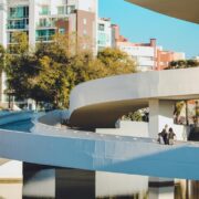 Der Neo-Brutalismus als Designtrend im Jahr 2025